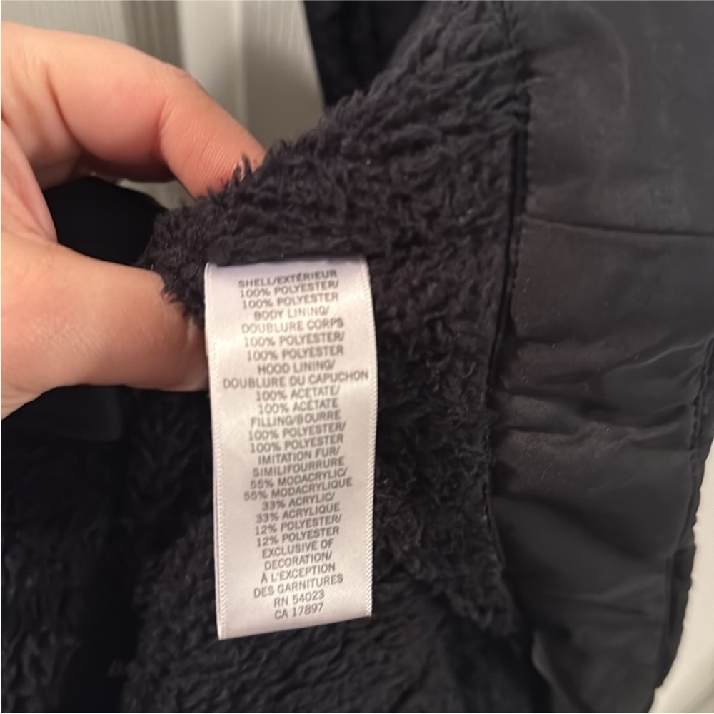 Women's Black Puffer Vest with Faux Fur Trim - Picture 4 of 6